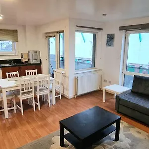 Lovely 3 Bedroom Apartment - Free Parking Apartment